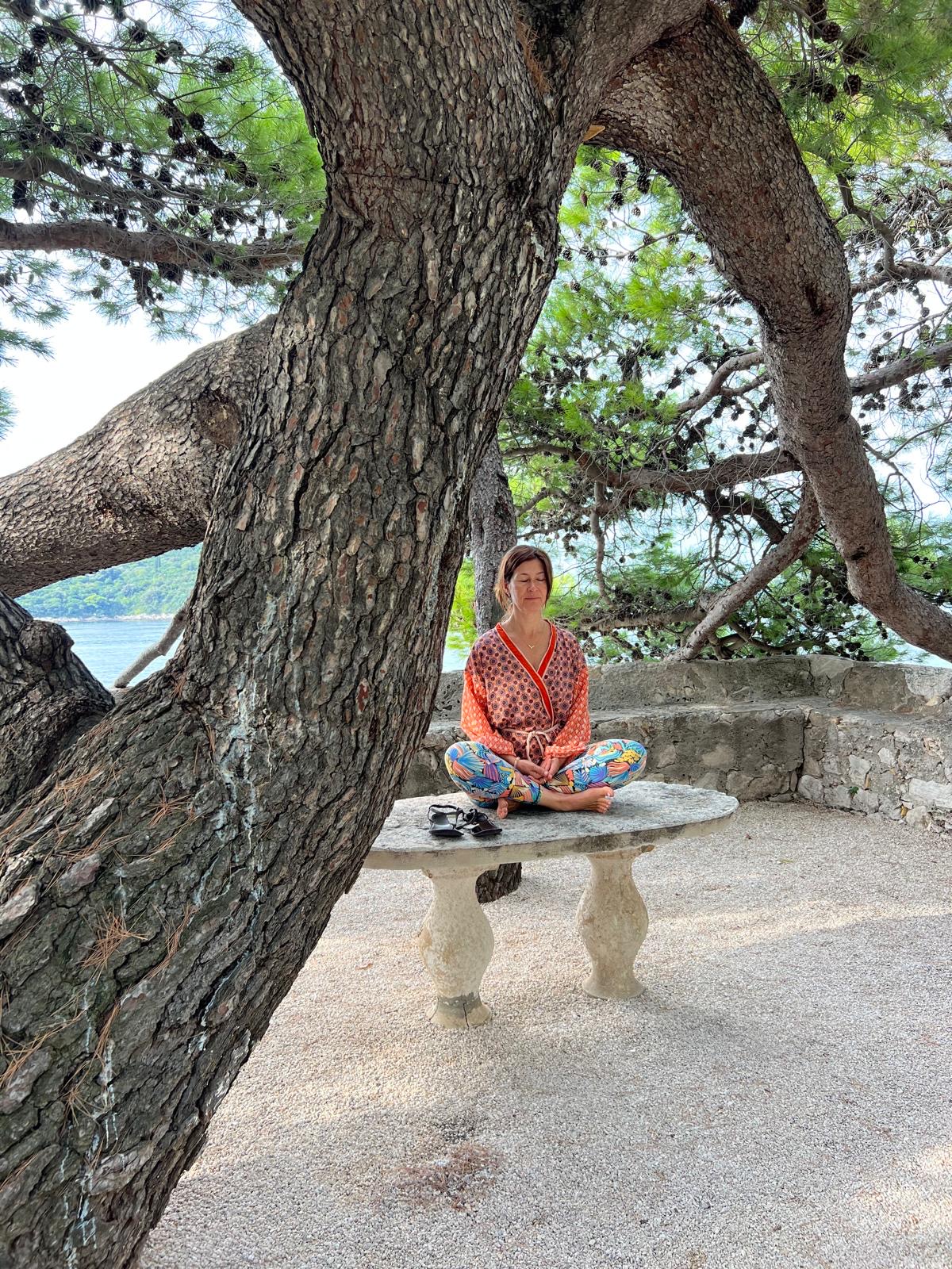 Andjelka Matas in der Natur beim Meditieren